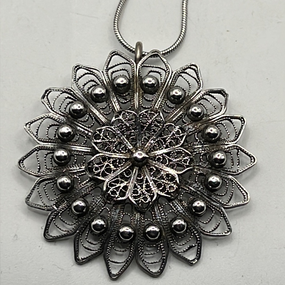 ANTIQUE STERLING SILVER FILIGREE ROUND FLORAL PENDANT ON 20” SNAKE CHAIN